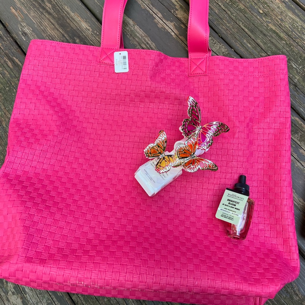 Bath and body Works tote with plug-in and wallflower refill